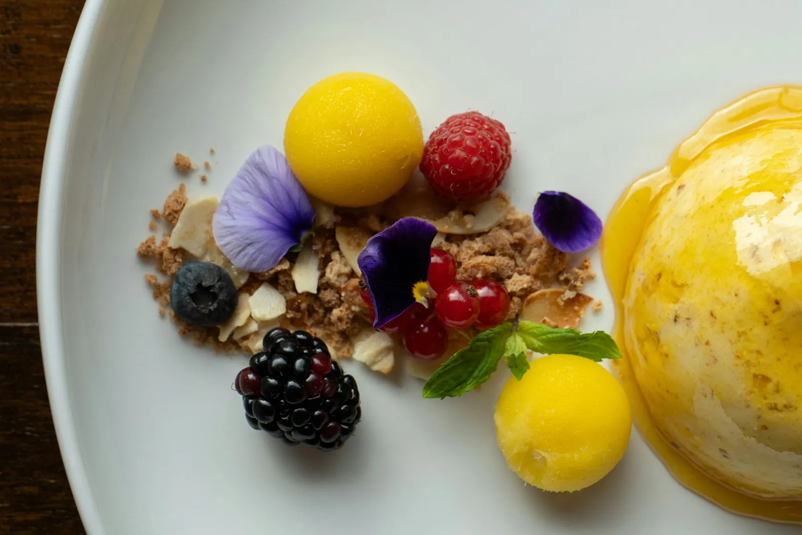 Dessert de fruits de saison et glace maison