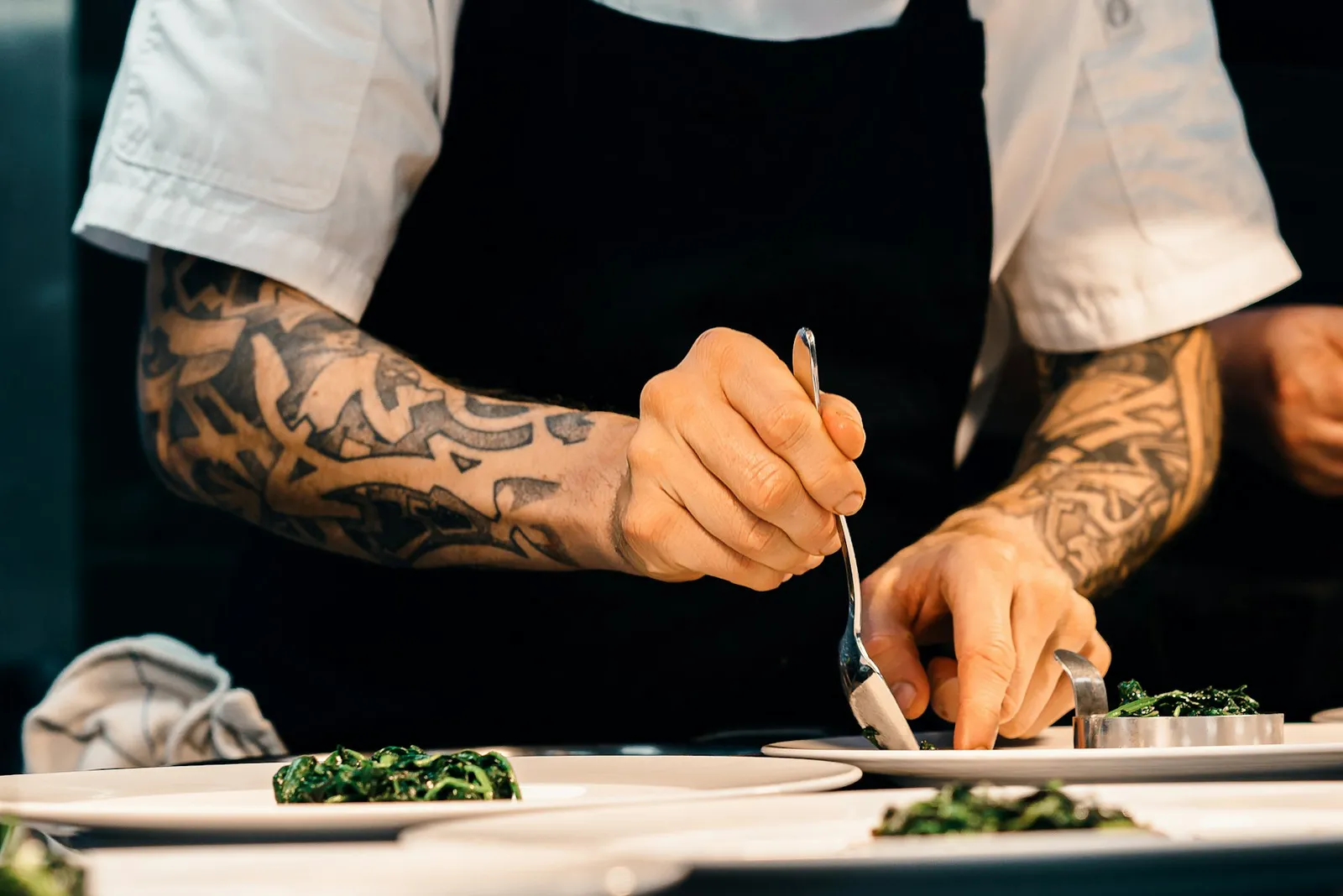 Le chef dresse une assiette en cuisine