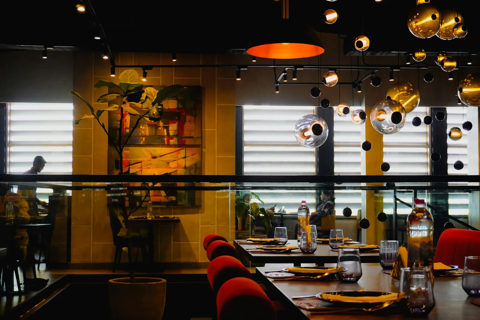 La salle du restaurant, dressée pour le dîner